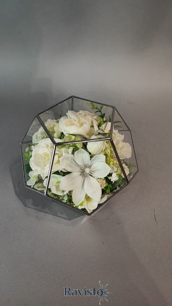 РИТУАЛЬНА ЖАЛОБНА КОМПОЗИЦІЯ ЗІ ШТУЧНИХ КВІТІВ ПІД СКЛОМ &laquo;СВІТЛИЙ ШЛЯХ&raquo;, форма м'яча 20*20*20 см E004 фото