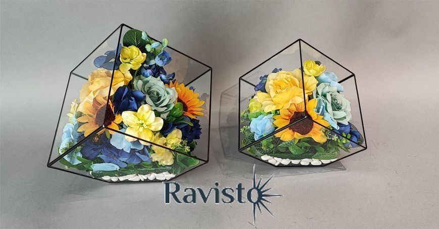 РИТУАЛЬНАЯ СКОРБНАЯ КОМПОЗИЦИЯ ИЗ ИСКУССТВЕННЫХ ЦВЕТОВ ПОД СТЕКЛОМ &laquo;С УКРАИной В СЕРДЦЕ&raquo;, форма ромба 24*24*24 см E007 фото