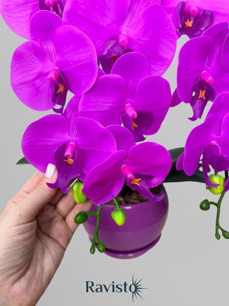 Композиция из искусственных латексных орхидей фуксия на 2 веточки в керамическом кашпо фуксия А086 фото
