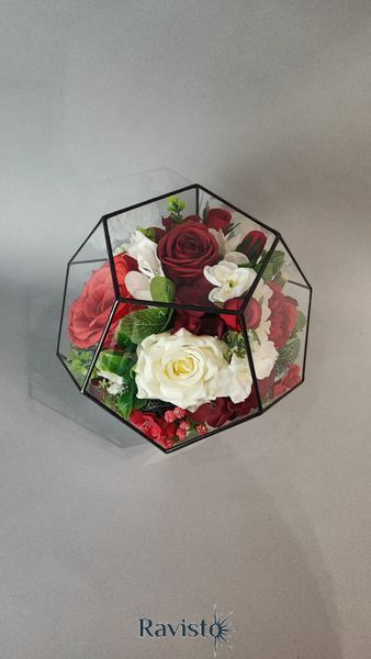 РИТУАЛЬНАЯ СКАРБНАЯ КОМПОЗИЦИЯ ИЗ ИСКУССТВЕННЫХ ЦВЕТОВ ПОД СТЕКЛОМ &laquo;С ЛЮБОВЬЮ В СЕРДЦЕ&raquo;, форма мяча 24*24*24 см E001 фото
